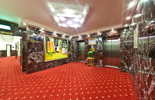 a red carpeted hallway with a red carpeted floor at Hotel Excelsior Dortmund Hauptbahnhof in Dortmund