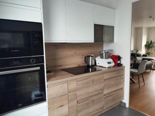 a kitchen with a sink and a microwave at Parc EXPO prte d'orléans ORLY CDG Terrasse parking in Bagneux