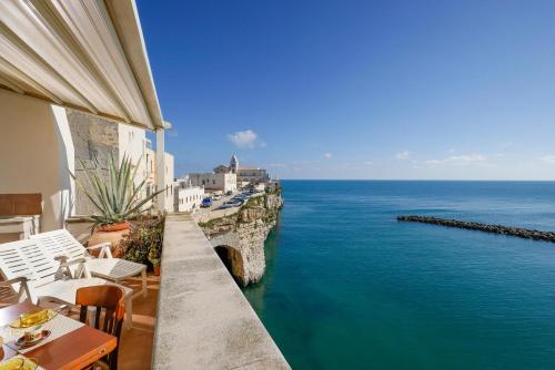 ヴィエステにあるTerrazza Ripa by BarbarHouseのホテルのバルコニーから海の景色を望めます。