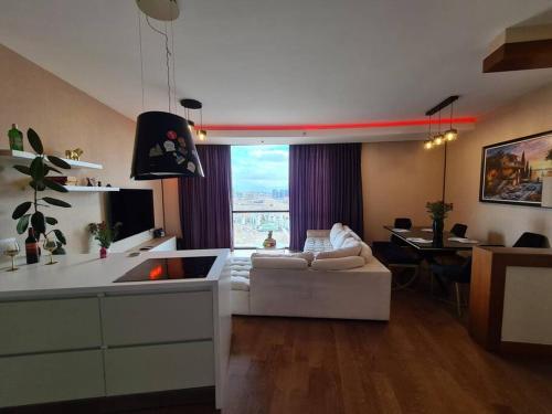 安卡拉的住宿－Lux Residance 40th floor, sound system, 65 inch TV，客厅配有白色的沙发和桌子