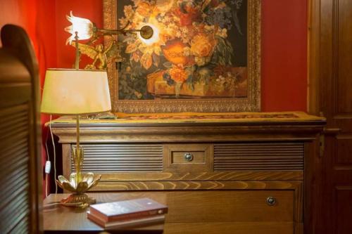 a desk with a lamp and a painting on the wall at Mελίμνια in Koutsodímos