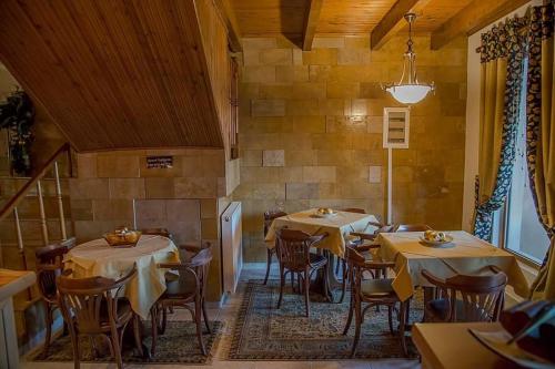 ein Restaurant mit Tischen und Stühlen in einem Zimmer in der Unterkunft Mελίμνια in Koutsodímos