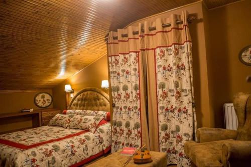 1 dormitorio con cama, cortina y silla en Mελίμνια en Koutsodímos