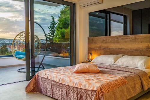 Postel nebo postele na pokoji v ubytování Villa Leonie, luxury villa with private pool