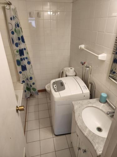 La petite salle de bains est pourvue de toilettes et d'un lavabo. dans l'établissement Avenida del Mar , Primera Linea, edificio Canto del agua, à La Serena