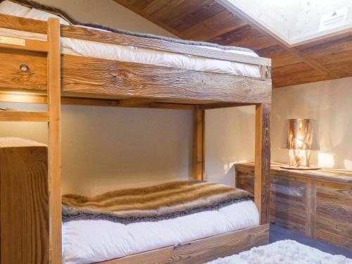une chambre avec deux lits superposés dans une pièce dans l'établissement Charmant Duplex Chalet, 5 Pers, 50m², 3*, Balcon Sud-Ouest, Proche Pistes, Méribel - FR-1-182-166, à Méribel