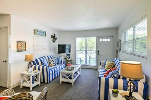 Φωτογραφία από το άλμπουμ του Walk to Beach New Smyrna Beach Abode with BBQ! σε New Smyrna Beach