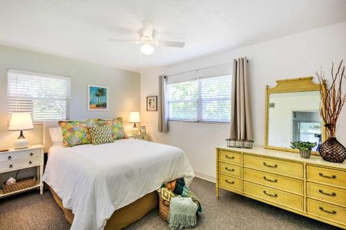 Φωτογραφία από το άλμπουμ του Walk to Beach New Smyrna Beach Abode with BBQ! σε New Smyrna Beach
