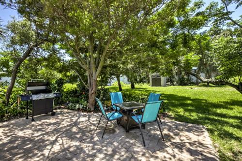 Φωτογραφία από το άλμπουμ του Walk to Beach New Smyrna Beach Abode with BBQ! σε New Smyrna Beach