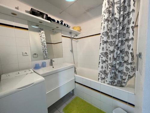 uma casa de banho com um lavatório e uma máquina de lavar roupa em Appartement Jullouville, 2 pièces, 4 personnes - FR-1-361-14 em Jullouville-les-Pins