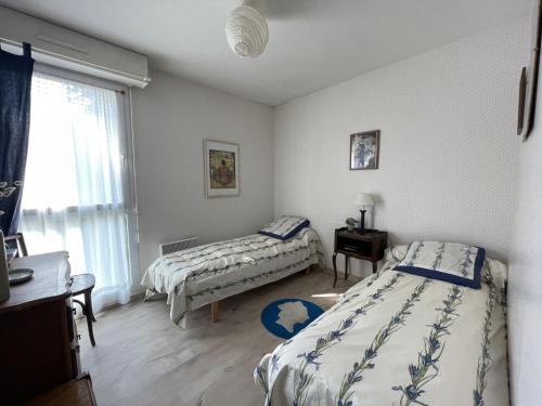 1 Schlafzimmer mit 2 Betten und einem Fenster in der Unterkunft Appartement Granville, 3 pièces, 4 personnes - FR-1-361-66 in Granville