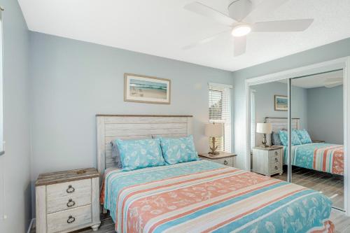 una camera da letto con un letto e uno specchio di Beach Time In Paradise a Harlem Heights