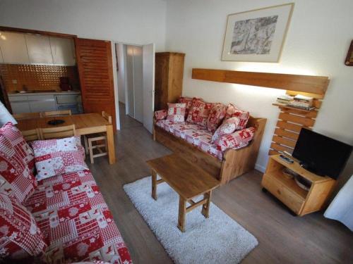 un salon avec un canapé et une table dans l'établissement Appartement 2 pièces, proche des pistes, avec WiFi - FR-1-449-154, à Tignes