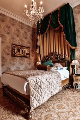 Postel nebo postele na pokoji v ubytování Belleek Castle, Ballina