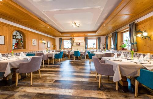 a dining room with tables and chairs at Hotel Gasthof Zum Schwanen in Reutte
