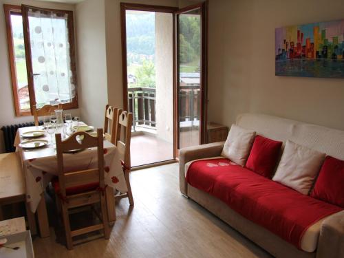 un salon avec un canapé et une table dans l'établissement Appartement rénové 2 chambres, centre station, WIFI - FR-1-459-69, à La Clusaz