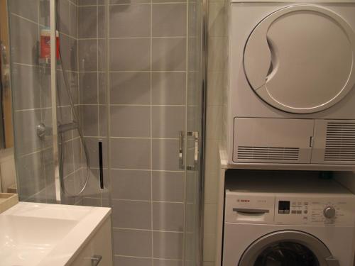 La salle de bains est pourvue d'un lave-linge et d'un miroir. dans l'établissement Appartement rénové 2 chambres, centre station, WIFI - FR-1-459-69, à La Clusaz