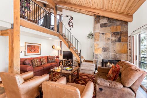 sala de estar con muebles y chimenea en Snowmass Mountain by Snowmass Vacations, en Snowmass Village