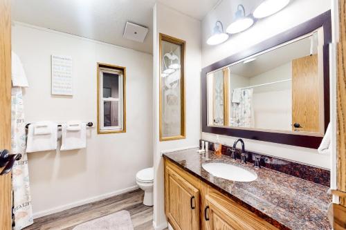 佛羅倫薩的住宿－BLK Beach House，一间带水槽、卫生间和镜子的浴室