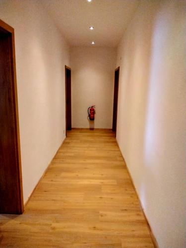 a hallway with a wooden floor and a fire hydrant at Zum Schulhaus in Burglengenfeld