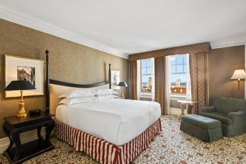 um quarto de hotel com uma cama e uma cadeira em InterContinental Mark Hopkins San Francisco, an IHG Hotel em São Francisco