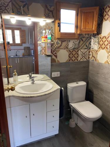 ein Bad mit einem Waschbecken und einem WC in der Unterkunft LO TROS in Botarell