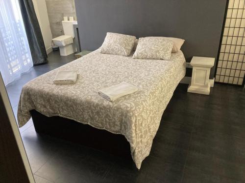 um quarto com uma cama com duas toalhas em Plaza de Toros de Madrid em Madrid