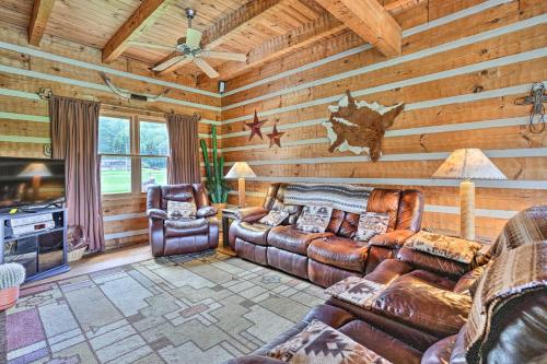 Χώρος καθιστικού στο Sweetens Ranch