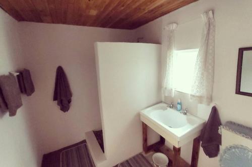 Un baño de Thomas Bains Cottage, rustic farmhouse views in Die Vlug