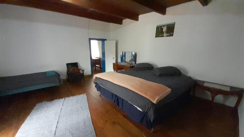 um quarto com uma cama grande num quarto em Thomas Bains Cottage, rustic farmhouse views in Die Vlug 