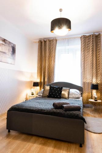 una camera con un letto di ClickTheFlat Royal Route Warecka Apart Rooms a Varsavia