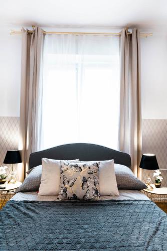 a bedroom with a bed with a large window at ClickTheFlat Royal Route Warecka Apart Rooms in Warsaw
