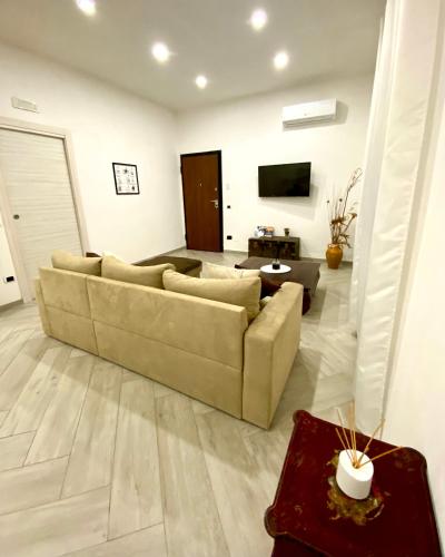 a living room with a couch and a tv at Villa Elisa in Minturno