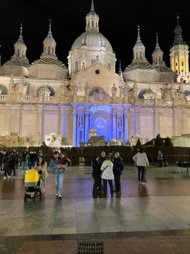 Επισκέπτες που μένουν στο Precioso apartamento exterior en Zaragoza centro.