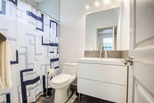 Modern 2 Bedroom 2 Bathroom Near Downtown Houston tesisinde bir banyo