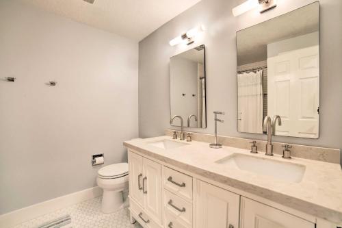 uma casa de banho com um lavatório, um WC e um espelho. em Pocatello Retreat about 3 Mi to Downtown! em Pocatello
