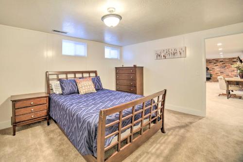 um quarto com uma cama e uma cómoda em Pocatello Retreat about 3 Mi to Downtown! em Pocatello