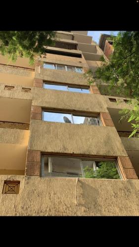 een hoog gebouw met veel ramen aan de zijkant bij الهرم شارع الزعفران من احمد ماهر خلف محافظة الجيزة in Caïro