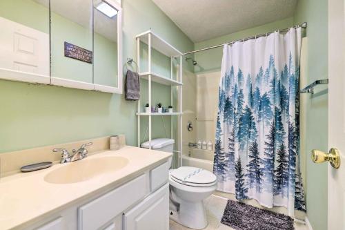 Ένα μπάνιο στο Hot Tub, Game Room Peaceful Poconos Home!