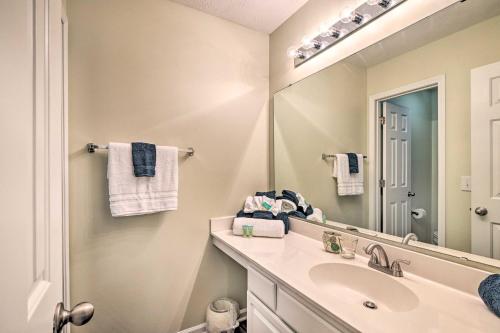 Ένα μπάνιο στο True Blue Golf Resort Condo - 3 Mi to Beach!