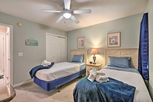 Ένα ή περισσότερα κρεβάτια σε δωμάτιο στο True Blue Golf Resort Condo - 3 Mi to Beach!