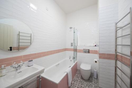 ein Badezimmer mit Waschbecken, Toilette und Dusche in der Unterkunft Ollerenshaw Cottage in Buxton