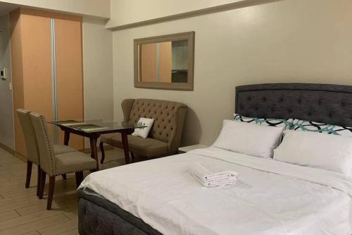 A Modern Chic Unit w/Internet at Eastwood City