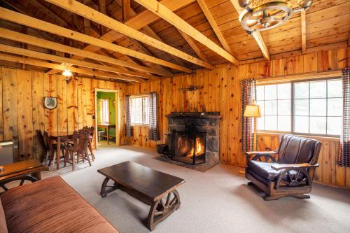 Ruang duduk di The Meeker Park Lodge