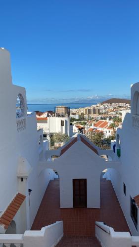 uitzicht op de stad vanaf het dak van een gebouw bij Los Cristianos port royal in Los Cristianos