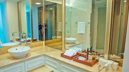 a large bathroom with two sinks and a shower at Fontana Beach Hotel in Mokpo