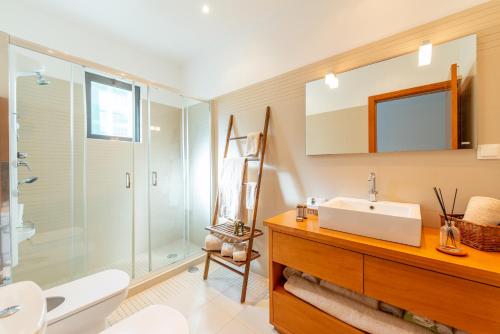 a bathroom with a sink and a shower at A Casa do Jaime in Prainha de Baixo