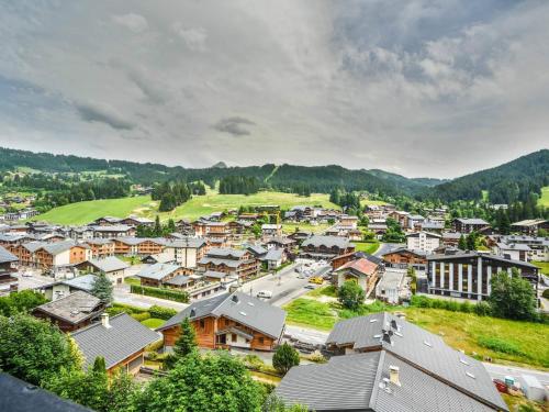 une petite ville dans les montagnes avec des maisons dans l'établissement Appartement duplex cosy pour 6-8 personnes avec parking - FR-1-685-21, aux Gets