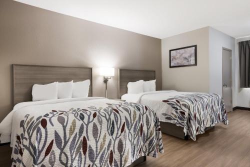 Postel nebo postele na pokoji v ubytování Red Roof Inn Weedsport