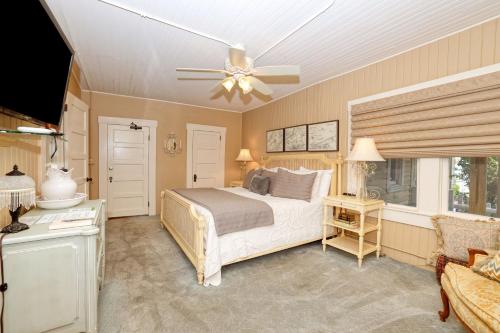 Schlafzimmer mit einem Bett und einem Deckenventilator in der Unterkunft The Hibiscus House of Fort Myers in Fort Myers